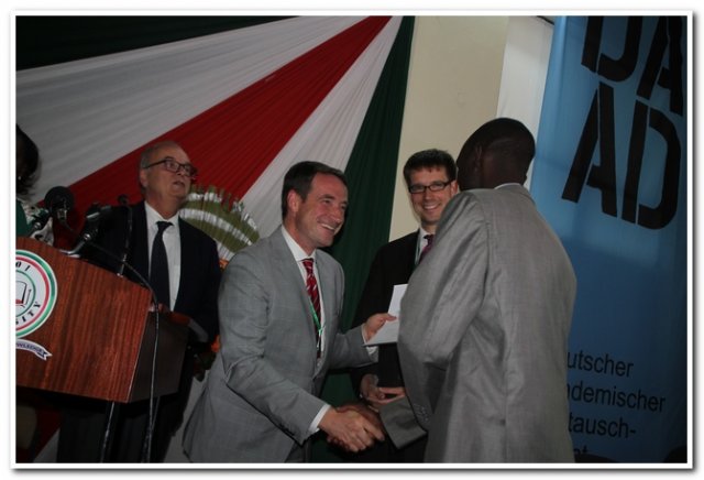 dvc oldernburg handing over a certificate to the scholar